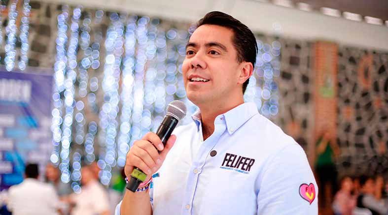 Felifer Macías celebra el Día del Maestro